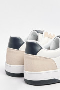 Tenis casuales blancos con contrastes y perforaciones