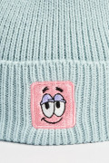 Gorro tejido unicolor con doblez y bordado de Patricio