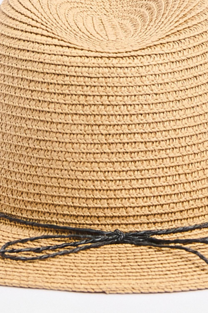 Sombrero fedora café claro con cordón decorativo