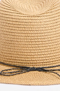 Sombrero fedora café claro con cordón decorativo