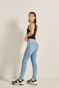 Jean azul claro push up tiro alto con costuras en contraste