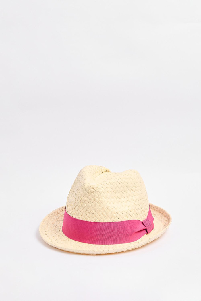 Sombrero crema Panamá con cinta decorativa en contraste