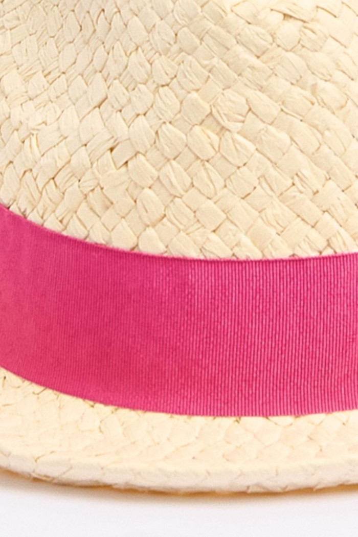Sombrero crema Panamá con cinta decorativa en contraste