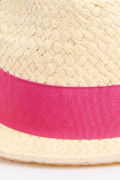 Sombrero crema Panamá con cinta decorativa en contraste
