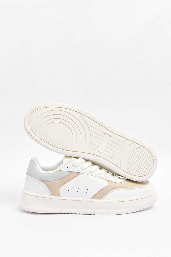 Tenis casuales blancos con perforaciones y contrastes