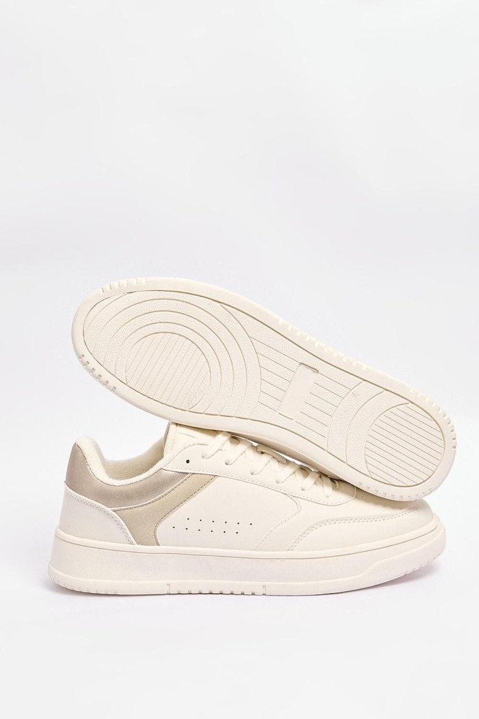 Tenis casuales cremas con perforaciones y suelas planas