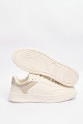 Tenis casuales cremas con perforaciones y suelas planas