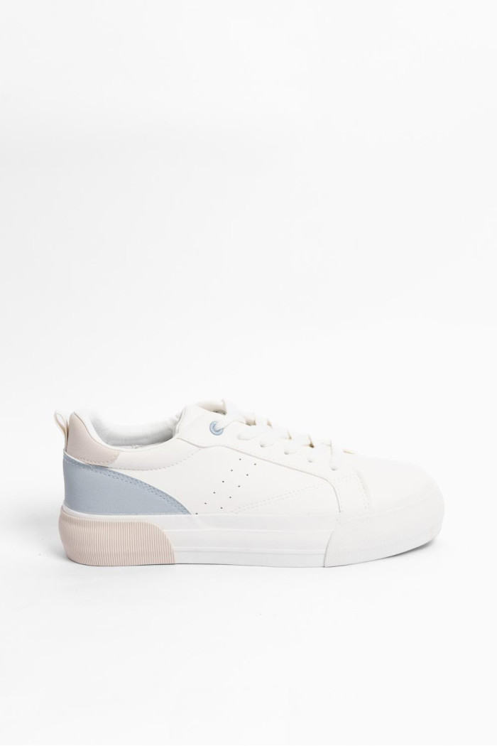Tenis blancos casuales con contrastes posteriores