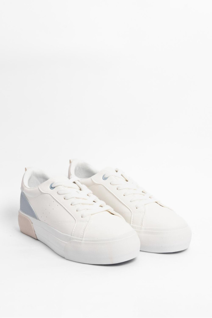 Tenis blancos casuales con contrastes posteriores