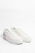 Tenis blancos casuales con contrastes posteriores