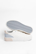Tenis blancos casuales con contrastes posteriores