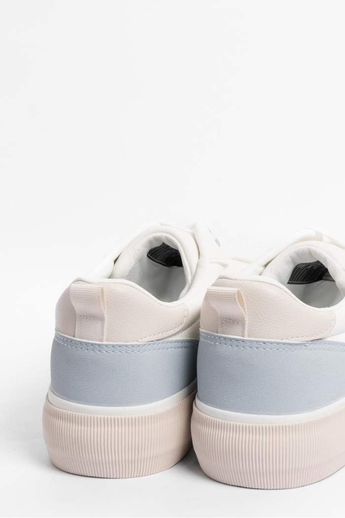 Tenis blancos casuales con contrastes posteriores