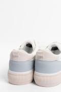 Tenis blancos casuales con contrastes posteriores