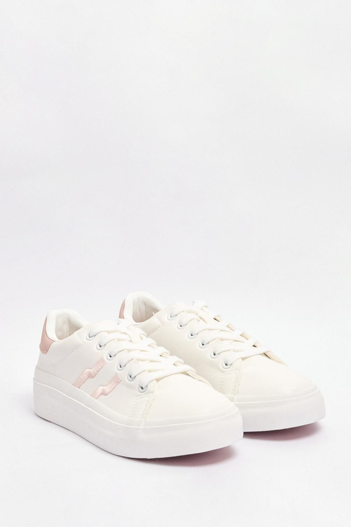 Tenis cremas claros casuales con contrastes rosados