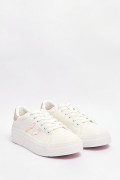 Tenis cremas claros casuales con contrastes rosados