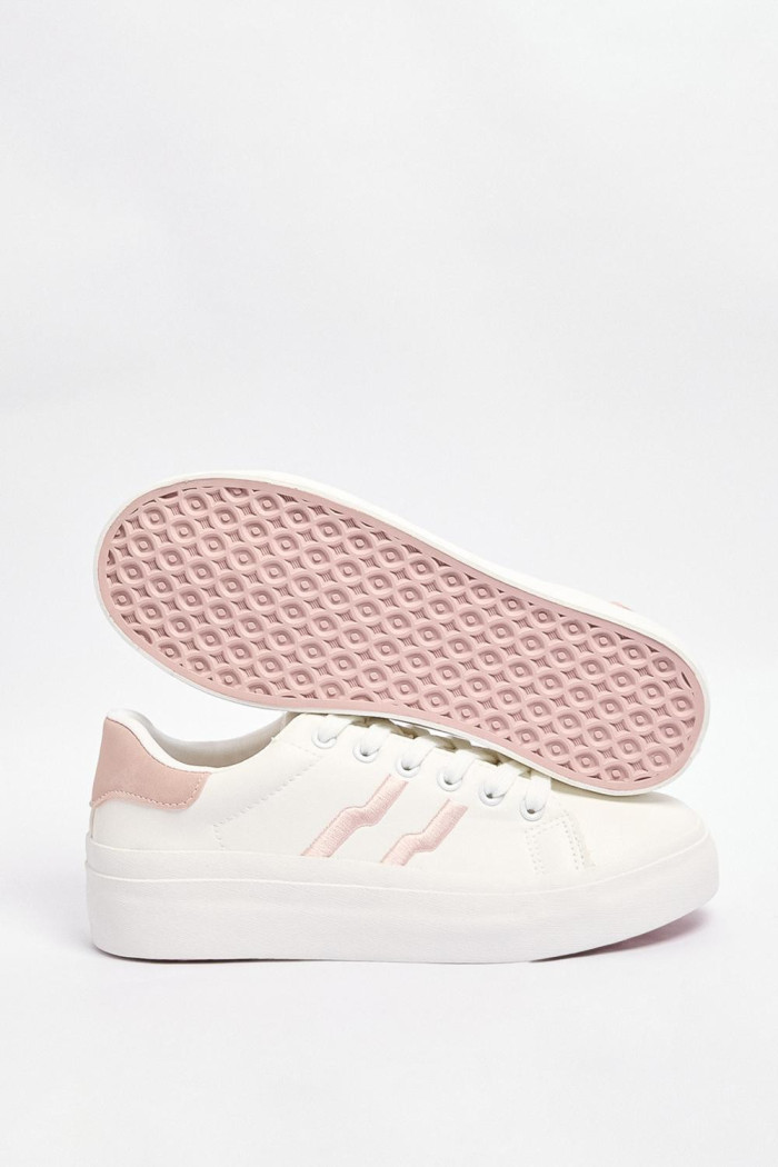 Tenis cremas claros casuales con contrastes rosados