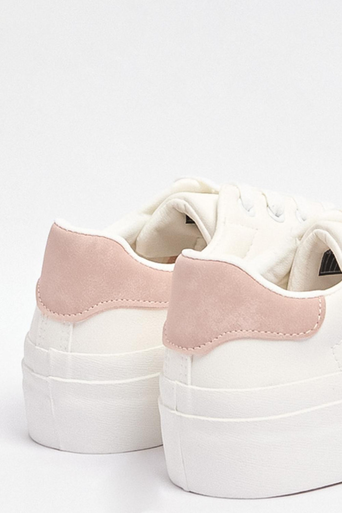 Tenis cremas claros casuales con contrastes rosados