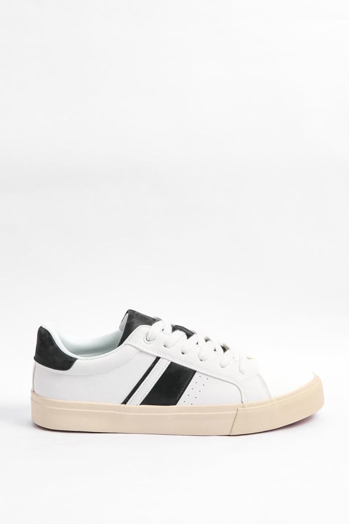Tenis casuales unicolores con suelas planas y perforaciones