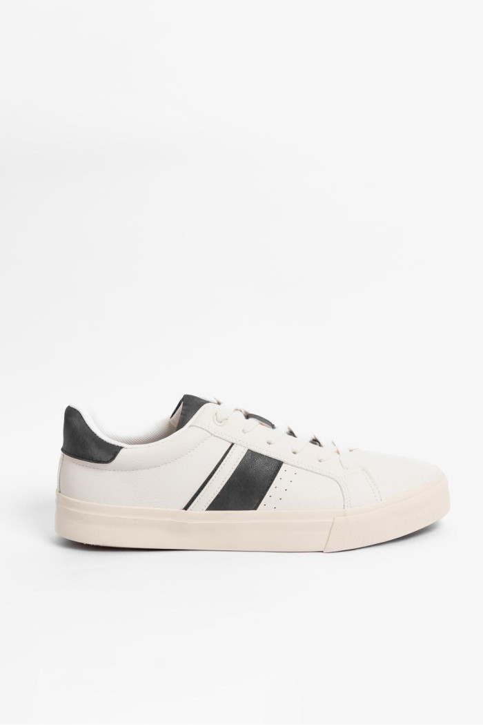 Tenis casuales unicolores con suelas planas y perforaciones