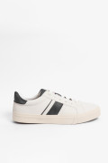 Tenis casuales unicolores con suelas planas y perforaciones
