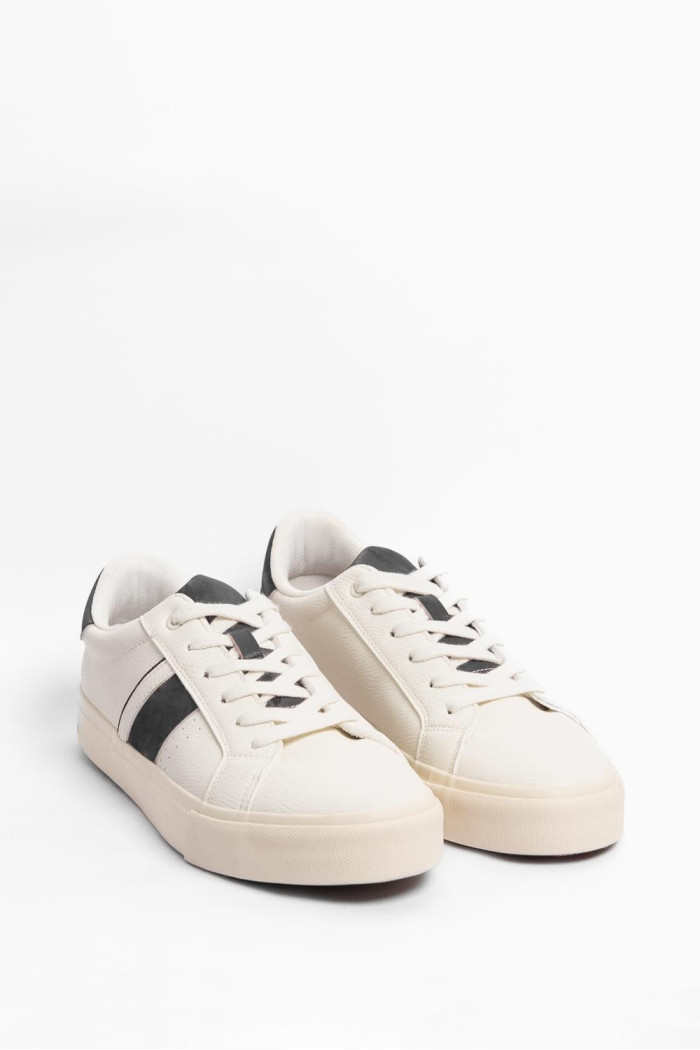 Tenis casuales unicolores con suelas planas y perforaciones