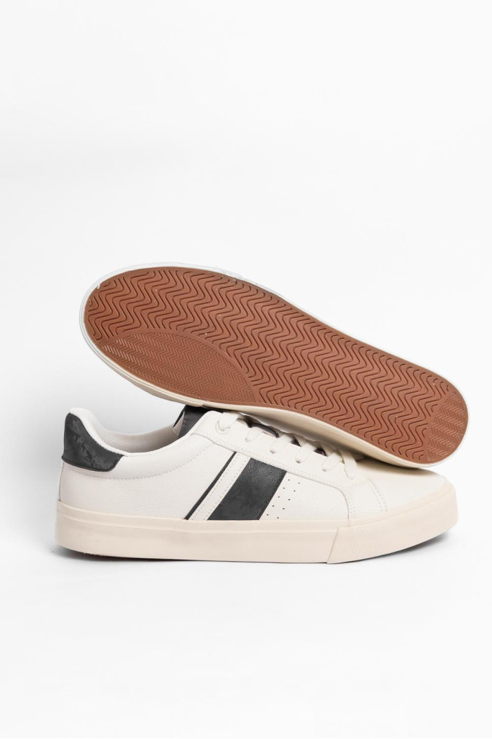 Tenis casuales unicolores con suelas planas y perforaciones