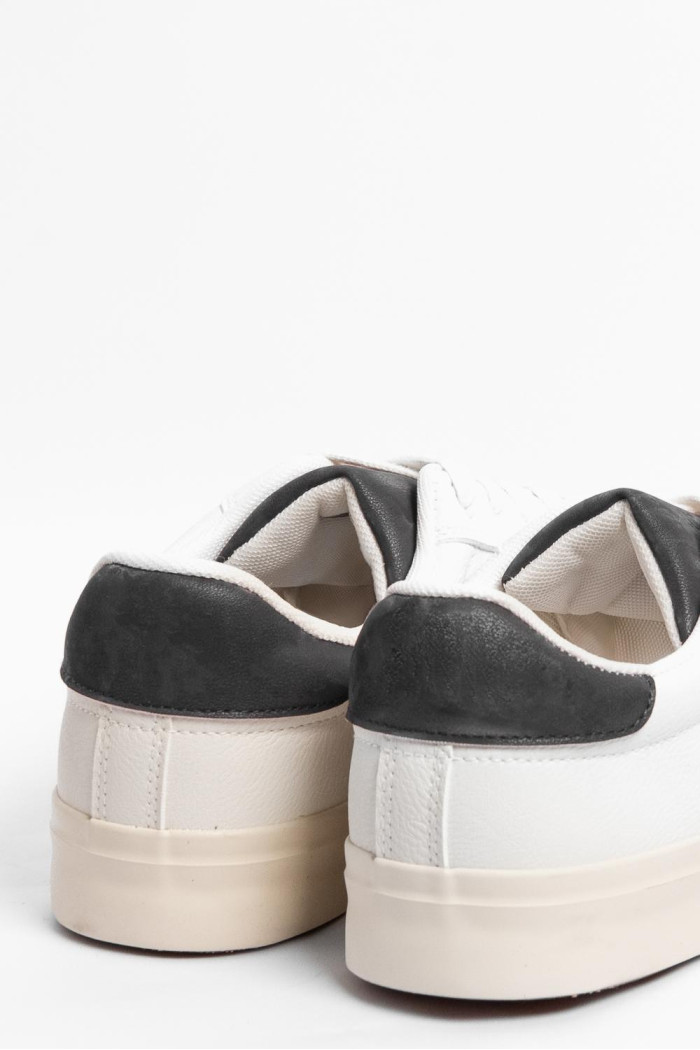 Tenis casuales unicolores con suelas planas y perforaciones
