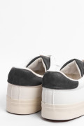 Tenis casuales unicolores con suelas planas y perforaciones