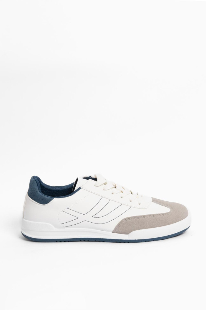 Tenis blancos casuales con cortes en frente y contrastes