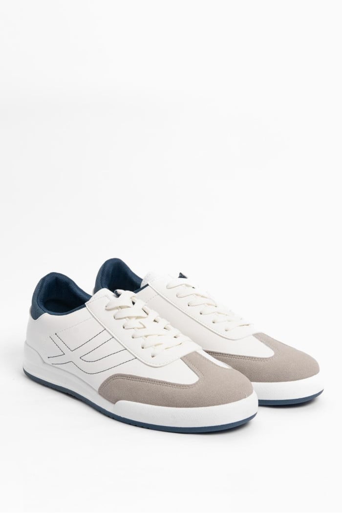 Tenis blancos casuales con cortes en frente y contrastes