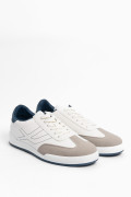 Tenis blancos casuales con cortes en frente y contrastes