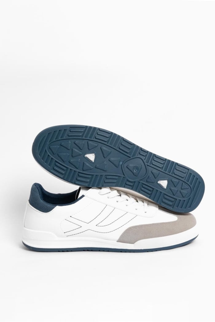 Tenis blancos casuales con cortes en frente y contrastes