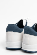Tenis blancos casuales con cortes en frente y contrastes