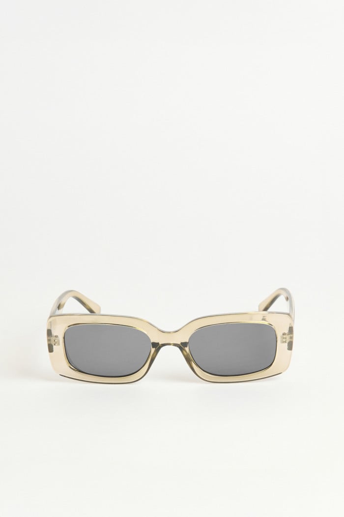 Gafas de sol verdes con marco rectangular traslúcido