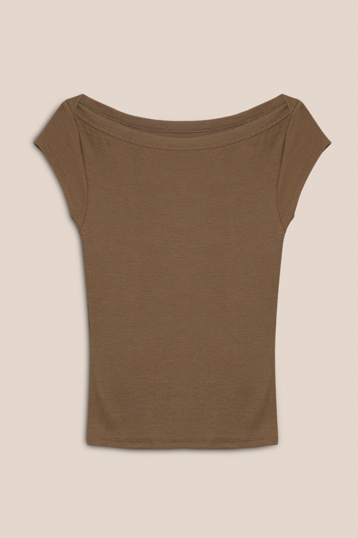 Camiseta ajustada cuello bandeja unicolor y manga corta