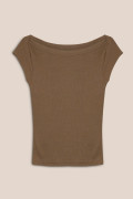 Camiseta ajustada cuello bandeja unicolor y manga corta