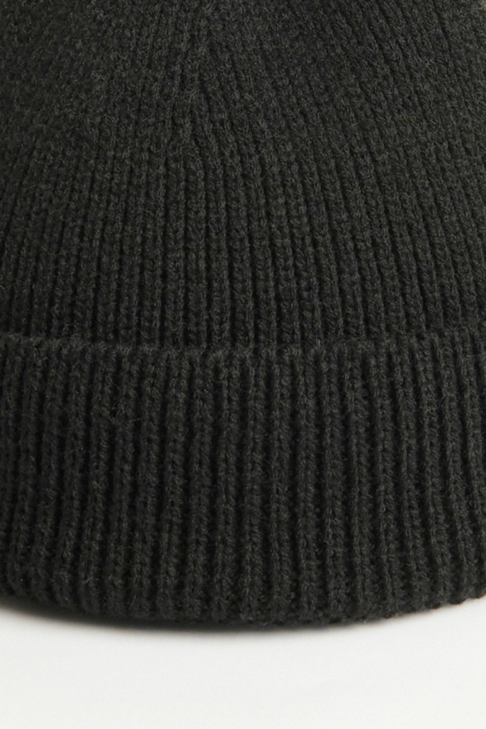 Gorro tejido unicolor con doblez ajustable sencillo