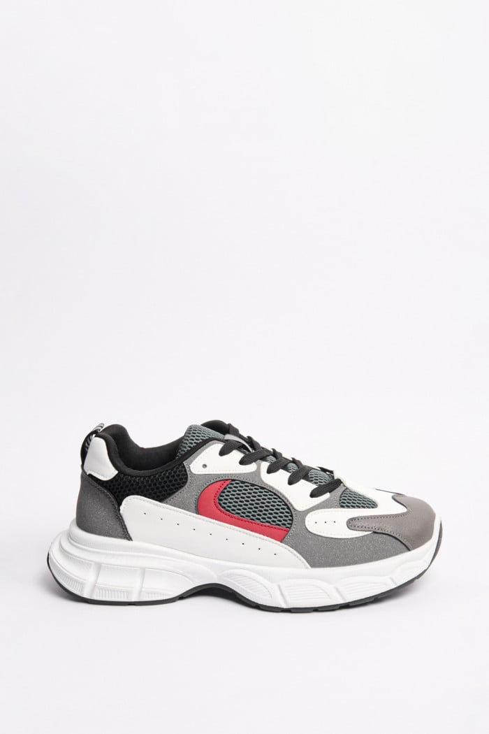 Tenis de plataforma grises con detalle en malla y contrastes