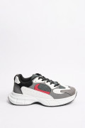 Tenis de plataforma grises con detalle en malla y contrastes