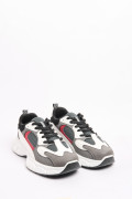 Tenis de plataforma grises con detalle en malla y contrastes