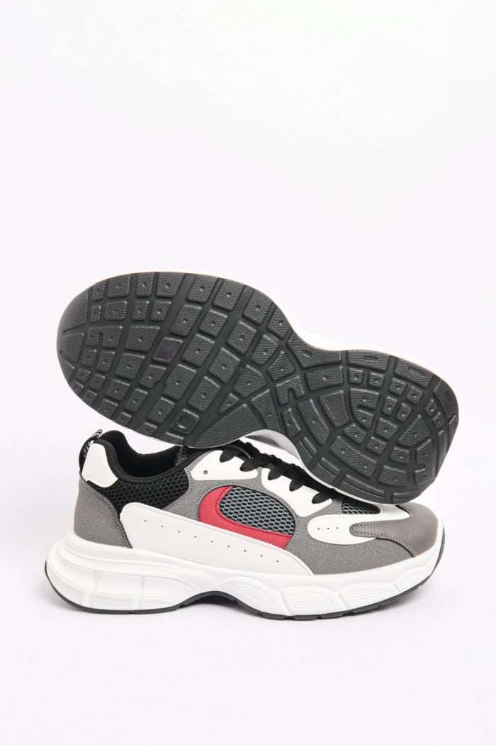 Tenis de plataforma grises con detalle en malla y contrastes