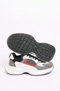 Tenis de plataforma grises con detalle en malla y contrastes