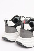 Tenis de plataforma grises con detalle en malla y contrastes