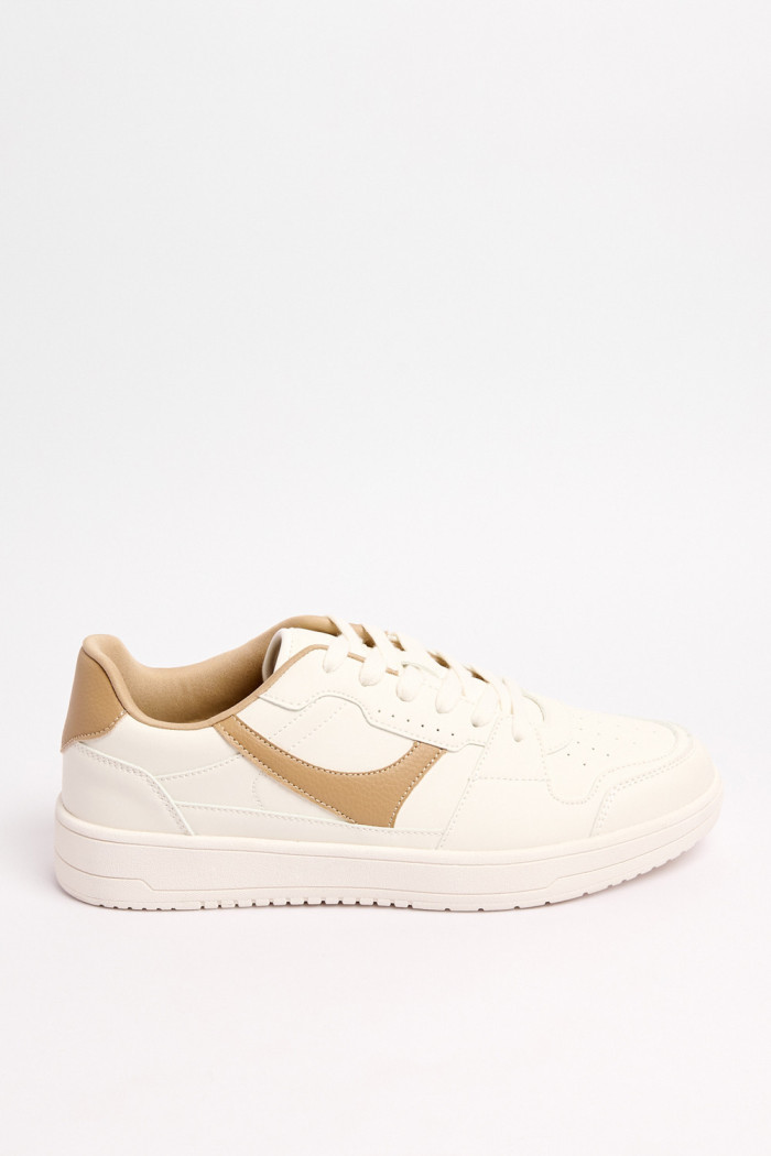 Tenis unicolores casuales con contrastes localizados