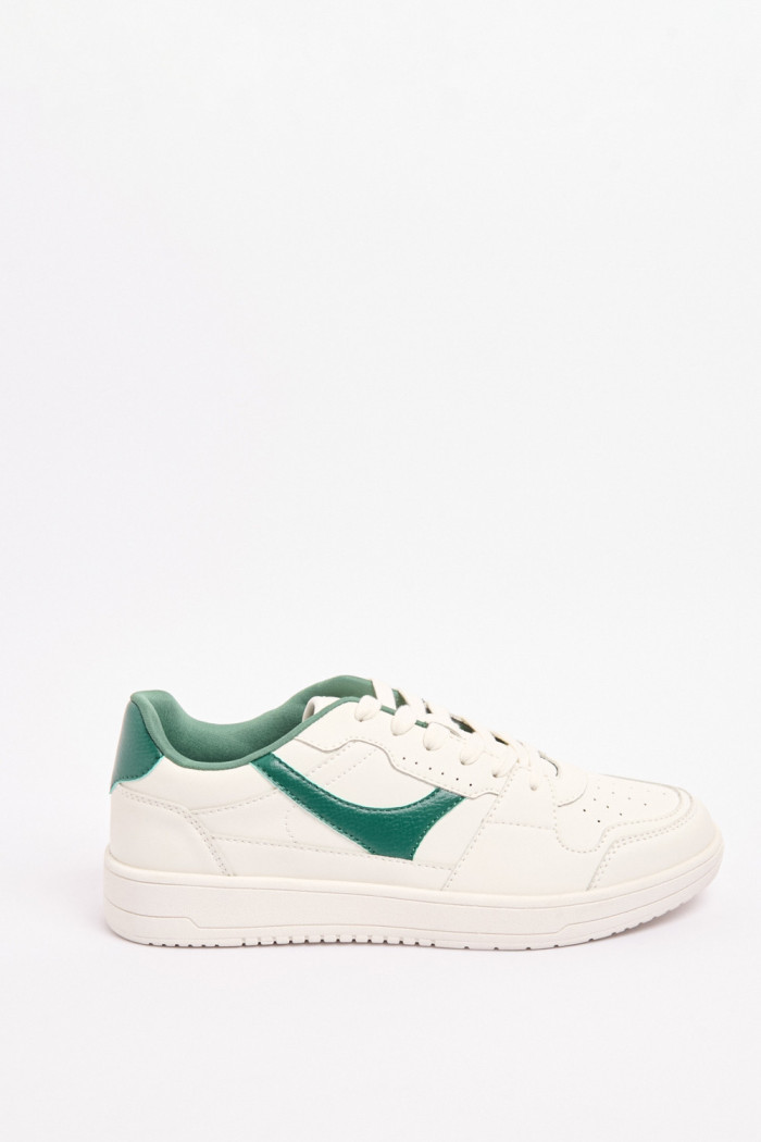 Tenis unicolores casuales con contrastes localizados