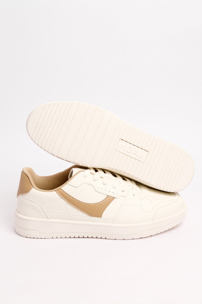 Tenis unicolores casuales con contrastes localizados