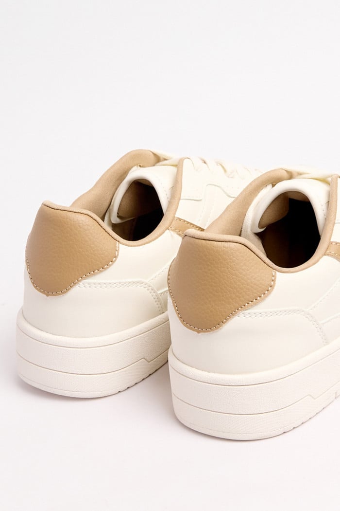 Tenis unicolores casuales con contrastes localizados