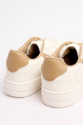 Tenis unicolores casuales con contrastes localizados