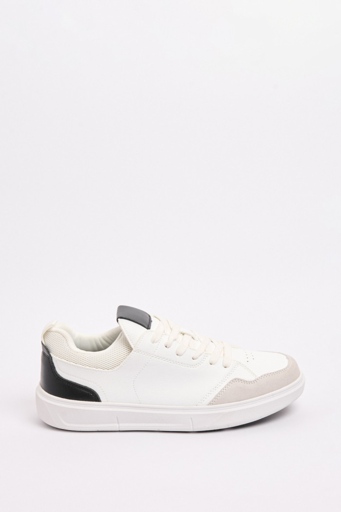 Tenis unicolores casuales con cortes delanteros y contrastes
