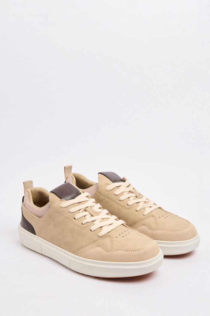 Tenis unicolores casuales con cortes delanteros y contrastes